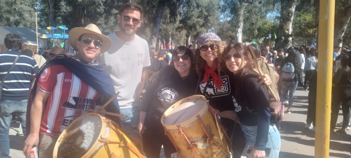 Jessica viajó desde Santa Fe para vivir por primera vez la Marcha de los Bombos