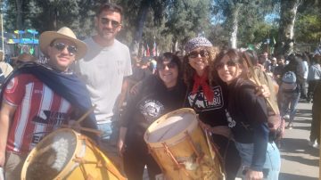 Jessica viajó desde Santa Fe para vivir por primera vez la Marcha de los Bombos