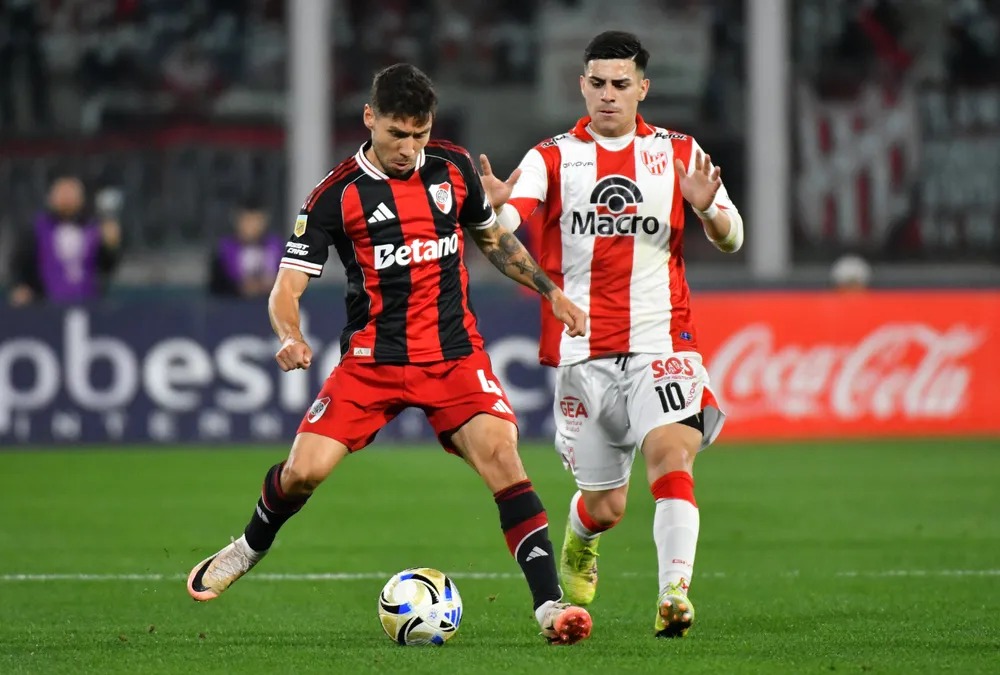 River quedó en la cima de la Zona B, tras golear 4-0 a Instituto en Córdoba