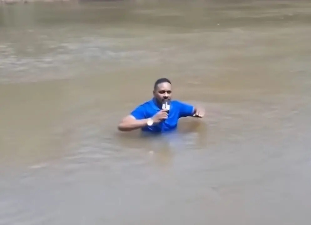 Periodista tropezó con el cuerpo de una adolescente desaparecida en el río, en medio de una transmisión