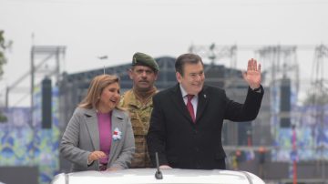 Zamora encabezó el acto central por el aniversario de Santiago y pidió seguir festejando “con mucha alegría”