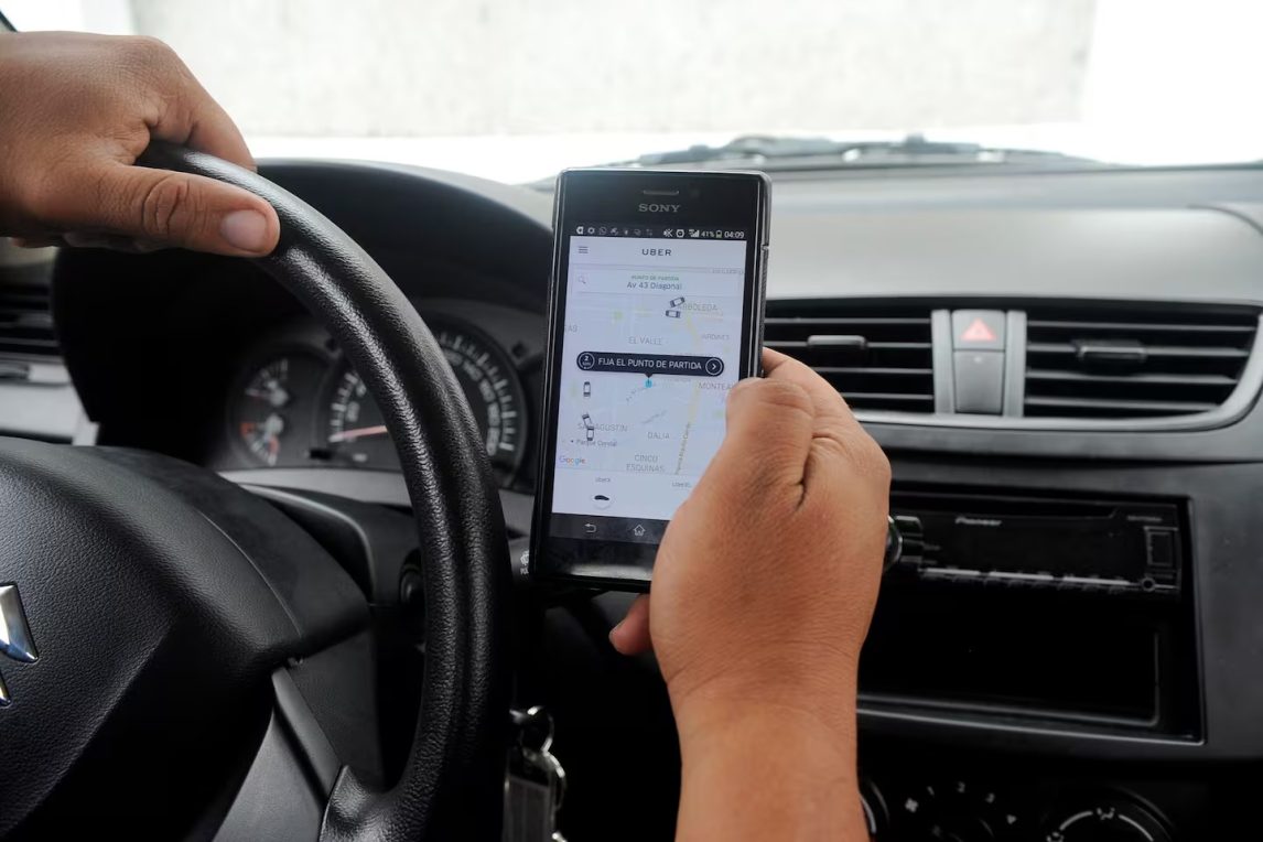 Estrepitosa caída del empleo industrial e “invasión” de choferes de Uber