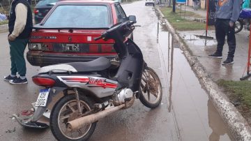 Añatuya: Motociclista colisionó con un automóvil estacionado