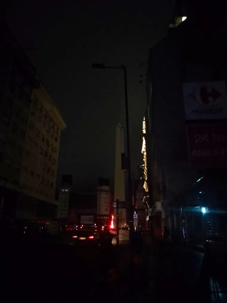 Madrugada a oscuras: Un apagón afectó a casi 500 mil usuarios en Buenos Aires