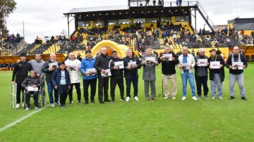 Mitre homenajeó a sus referentes del histórico triunfo ante River en 1984