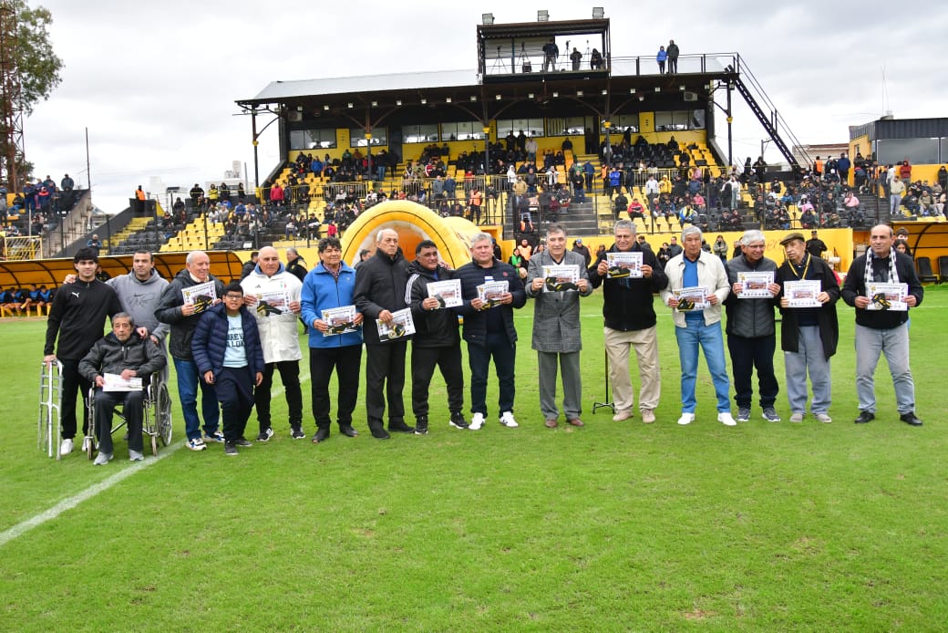 Mitre homenajeó a sus referentes del histórico triunfo ante River en 1984
