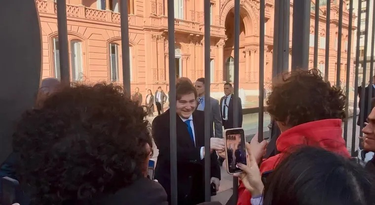 El tenso momento de Milei con un simpatizante: “No me la trates mal a Villarruel”