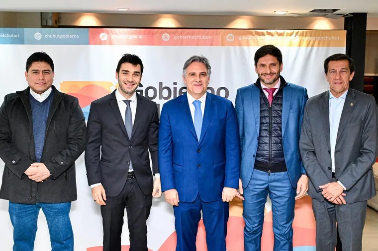 Cinco gobernadores se alían contra LLA y el kirchnerismo