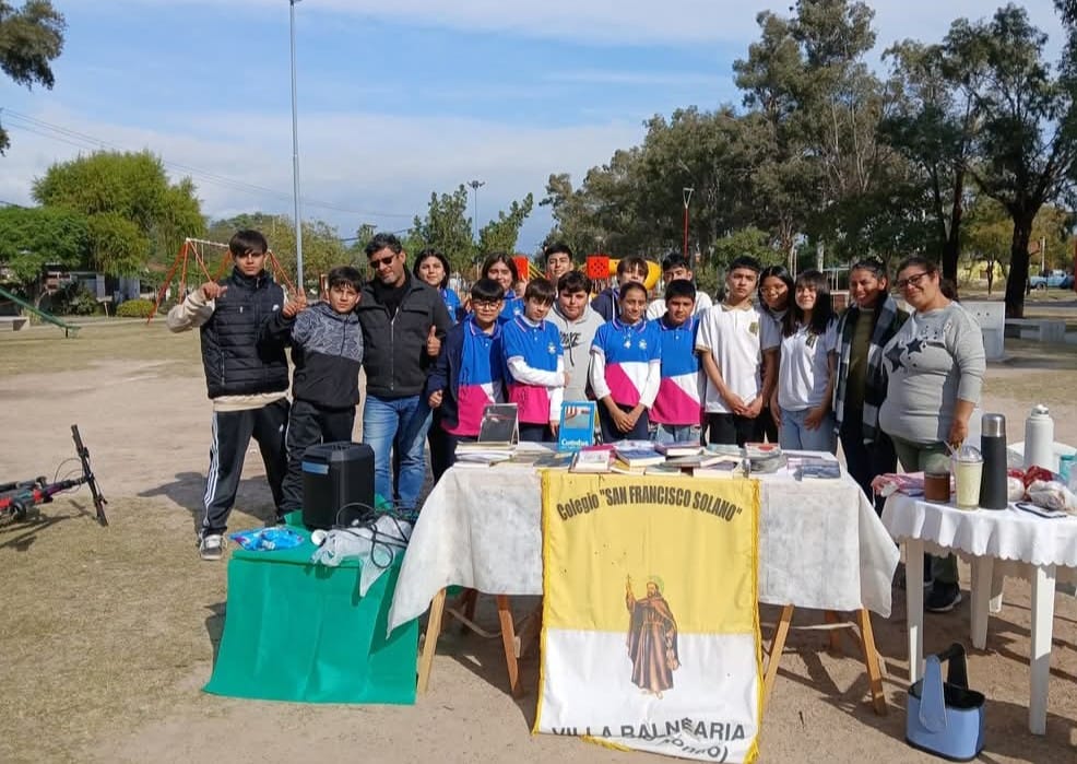 Sus alumnos tenían problemas para expresarse oralmente y creó una de Radio Escolar