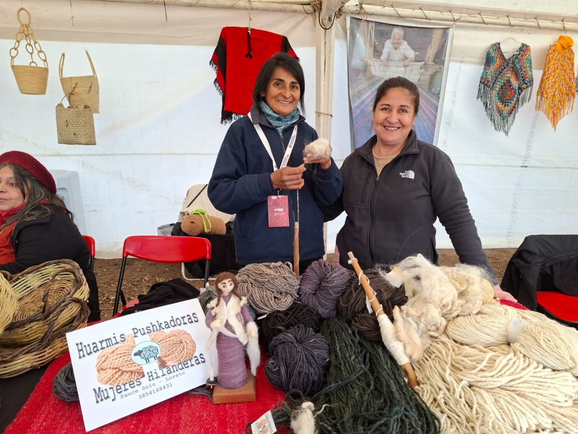 Hilado artesanal y muñecas de fieltro: dos propuestas que se destacan en la Expo Santiago Productivo