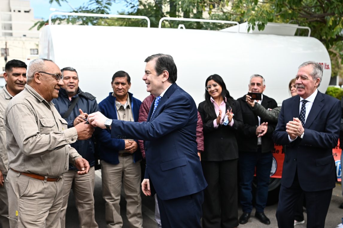 El Gobernador Gerardo Zamora entregó 15 camiones tanque a Recursos Hídricos