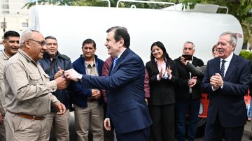 El Gobernador Gerardo Zamora entregó 15 camiones tanque a Recursos Hídricos