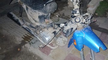 Así quedó la moto que robó el delincuente en calle Omil de La Banda