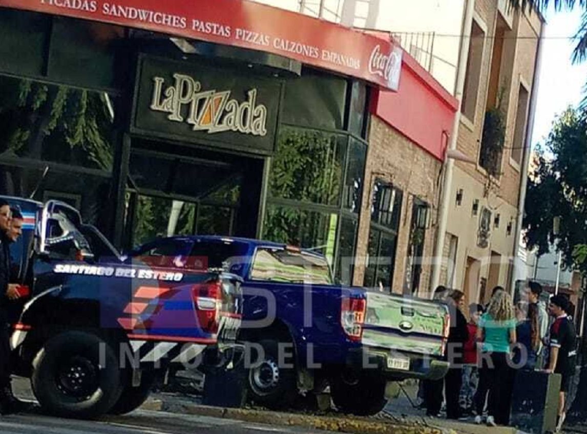 Terrible “palo”: Una camioneta terminó incrustada en una pizzería en pleno centro