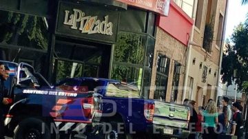Terrible “palo”: Una camioneta terminó incrustada en una pizzería en pleno centro