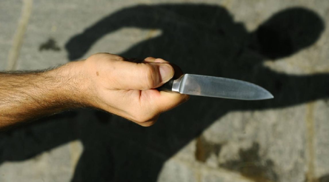 Domingo sangriento en La Banda: Un joven lucha por su vida tras ser apuñalado por el ex de su novia