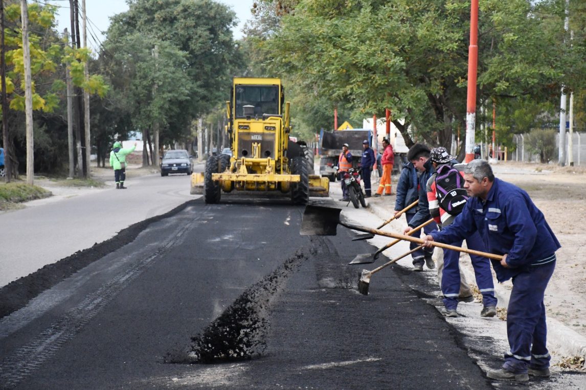 Intenso trabajo en el mantenimiento de la avenida Madre de Ciudades