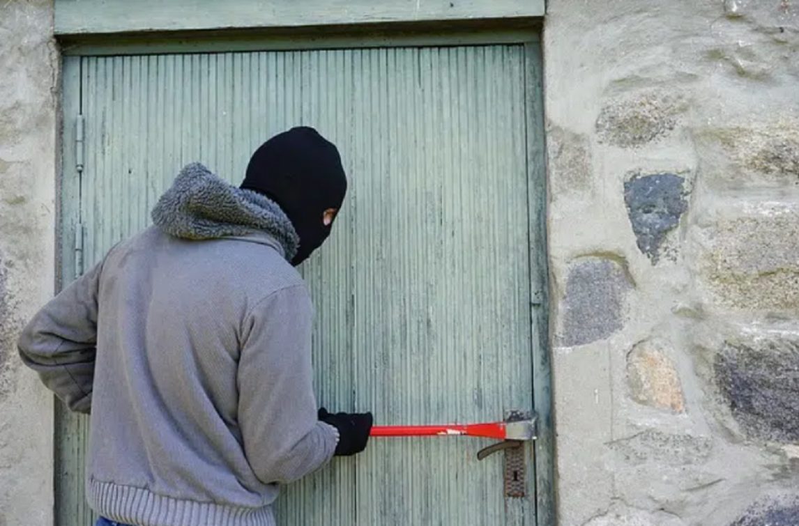Desfiguraron a un hombre mientras dormía en una gomería: lo golpearon con una barreta de hierro