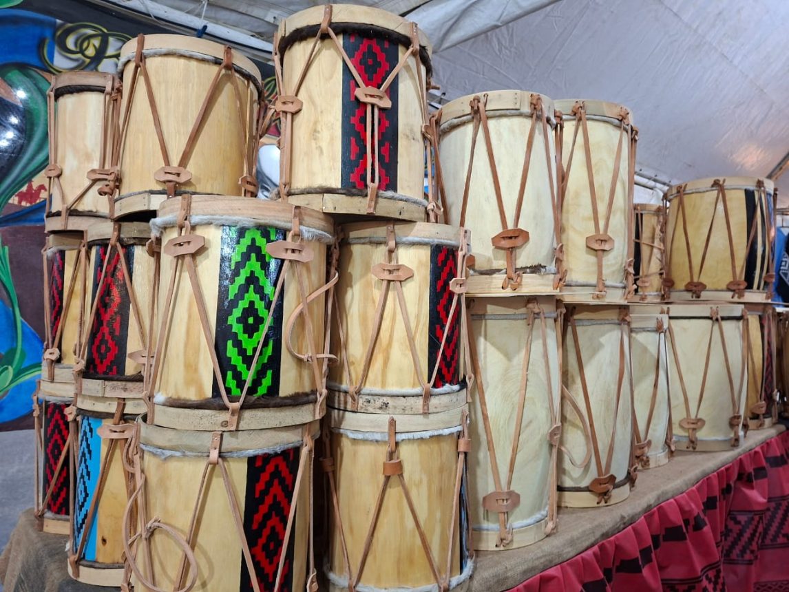 Preparándonos para la Marcha: cuánto cuesta un bombo legüero en La Feria Artesanal del Parque Aguirre