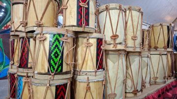 Preparándonos para la Marcha: cuánto cuesta un bombo legüero en La Feria Artesanal del Parque Aguirre