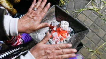 Llevó un brasero al baño para ducharse y murió por inhalación de monóxido de carbono