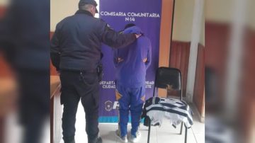 Atrapan a un joven que robó tres camisetas de Sarmiento y una de Central Córdoba en un local de La Banda
