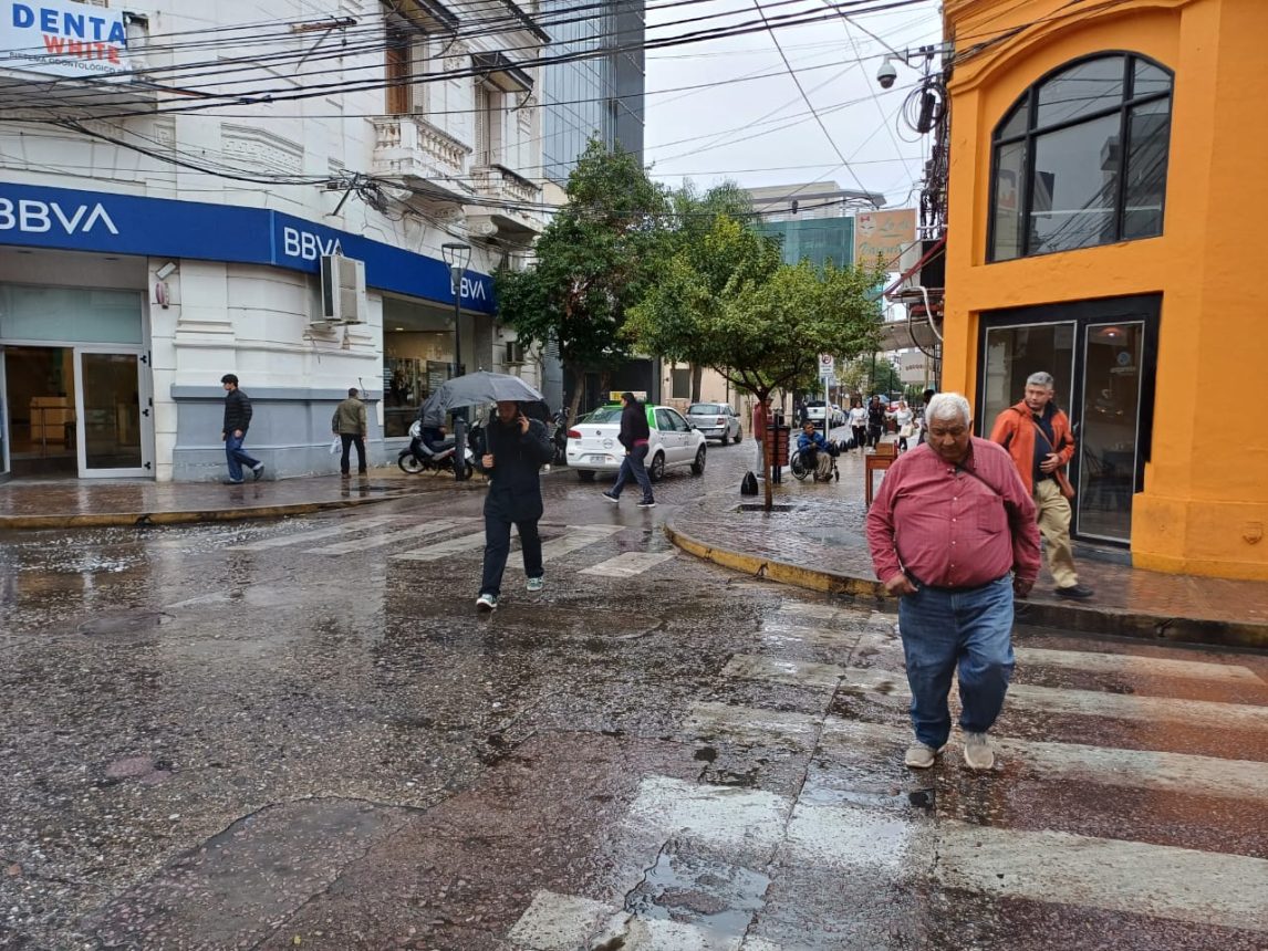 ¡Se largó no más! Un chaparrón sorprendió a los santiagueños este mediodía