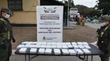 Llevaban casi 50 kilos de cocaína ocultos en colectivos de tours de compras y quedaron detenidos