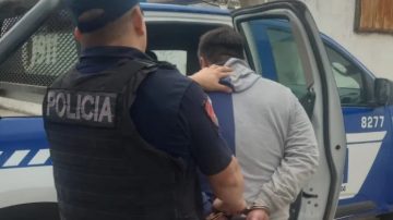 Un hombre quedó detenido por arrancar una bandera e insultar a los presentes durante la celebración del orgullo LGBTQ+