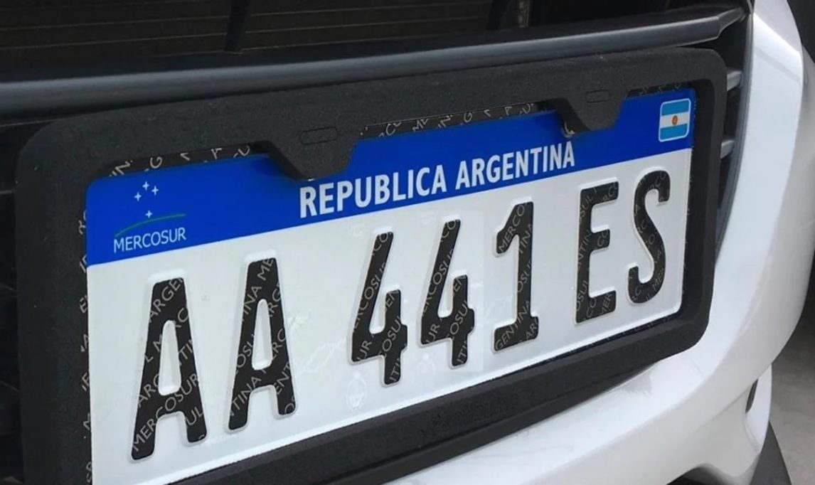 Faltan patentes en todo el país y desde la oposición exigen respuestas