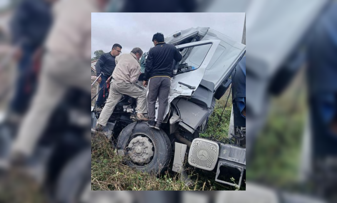 Grave choque en medio de un operativo de Gendarmería: chofer quedó entre los hierros de la cabina