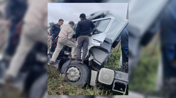 Grave choque en medio de un operativo de Gendarmería: chofer quedó entre los hierros de la cabina
