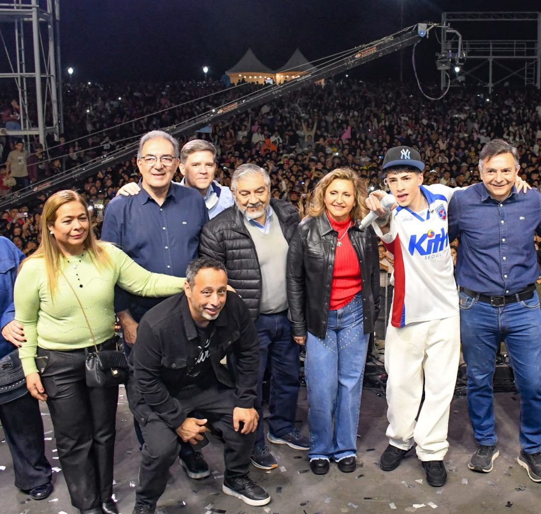 Más de 10 mil jóvenes colmaron plaza Añoranzas en el día del amigo