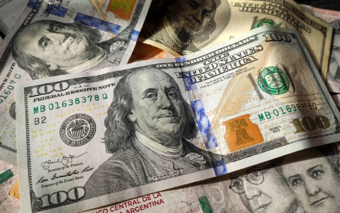 El dólar blue cotiza a $1.335 y va hacia su mayor suba mensual del año