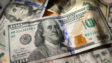El dólar blue cotiza a $1.335 y va hacia su mayor suba mensual del año