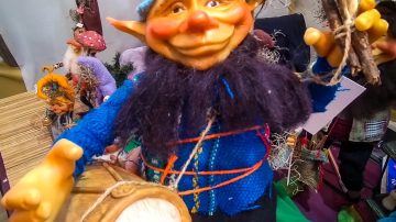 Furor por los duendes: “Los llevan convencidos de que son seres de luz, no un objeto decorativo”