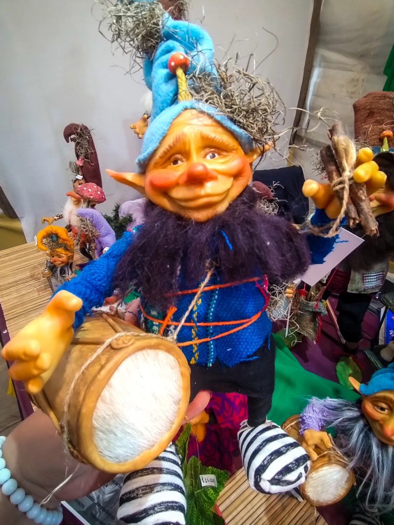 Furor por los duendes: “Los llevan convencidos de que son seres de luz, no un objeto decorativo”