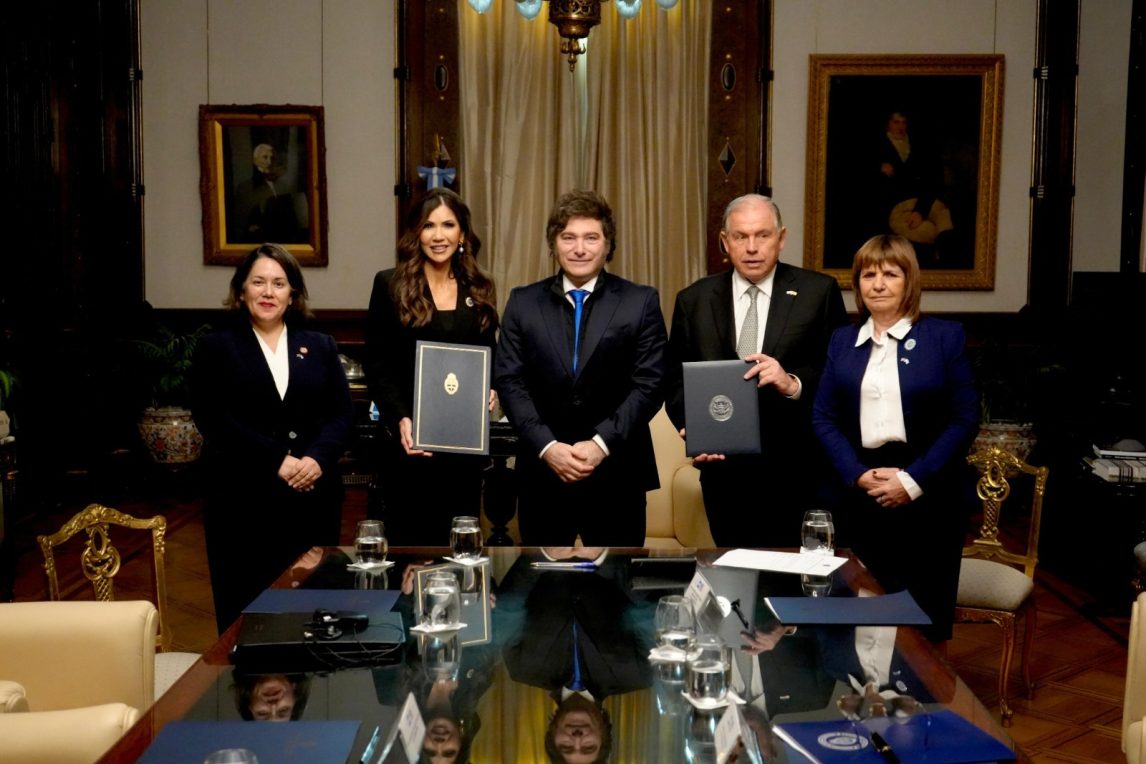 Milei firmó un acuerdo por el proceso para que los argentinos viajen a Estados Unidos sin visa