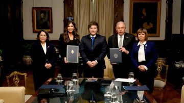 Milei firmó un acuerdo por el proceso para que los argentinos viajen a Estados Unidos sin visa