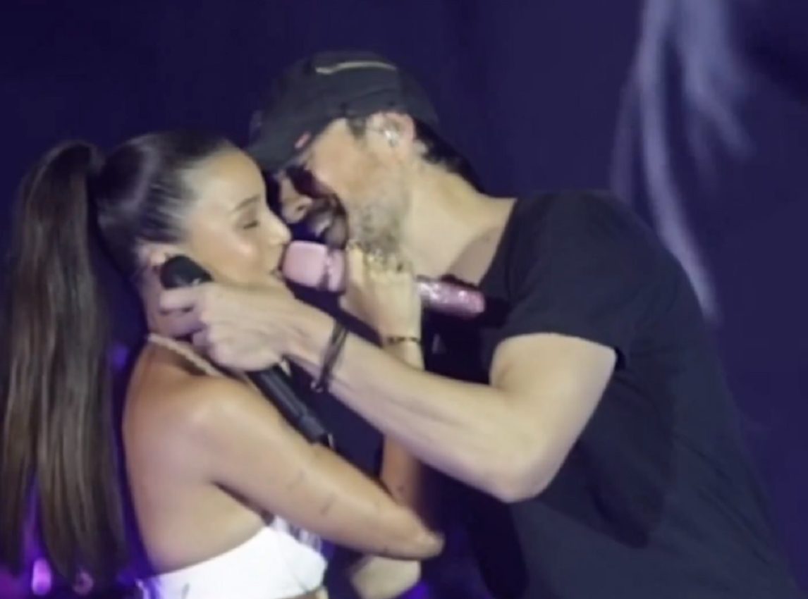 VIDEO | El beso de Enrique Iglesias que incomodó a Emilia Mernes en pleno escenario