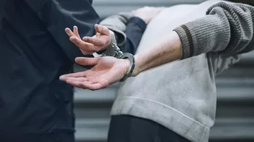 Dos hombres redujeron a un violento que agredía a su novia y lo entregaron a la Policía