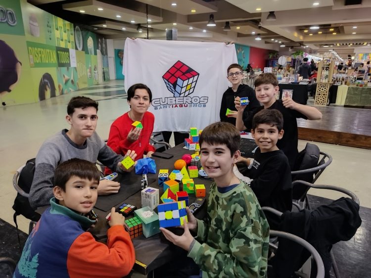 Destreza, colores y velocidad: se viene la gran competencia de cubos Rubik en Termas de Río Hondo