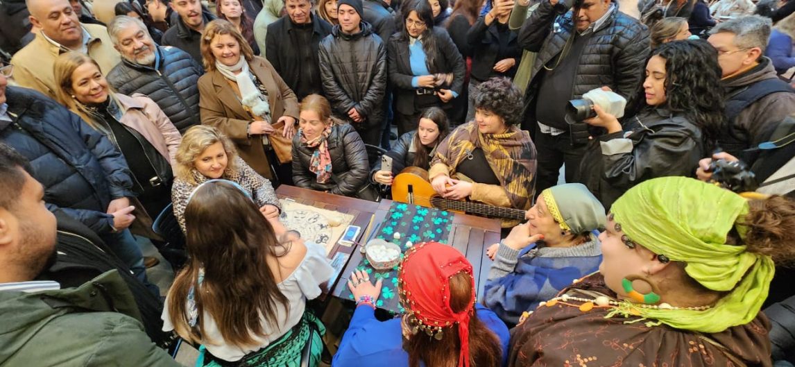 La gitana de la Acción Teatral: La Gringa le leyó la fortuna a la intendente Norma Fuentes