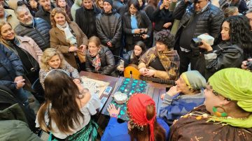La gitana de la Acción Teatral: La Gringa le leyó la fortuna a la intendente Norma Fuentes