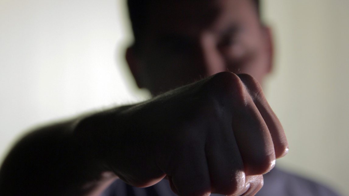 Una mujer se tiró encima de su hijo con discapacidad para evitar que 8 sujetos lo golpearan
