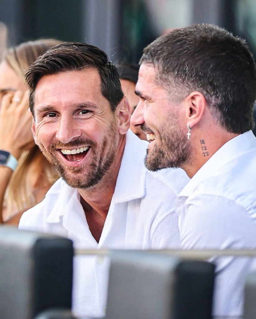 De Paul fue presentado en el Inter Miami: Llegó con sus hijos y Tini Stoessel