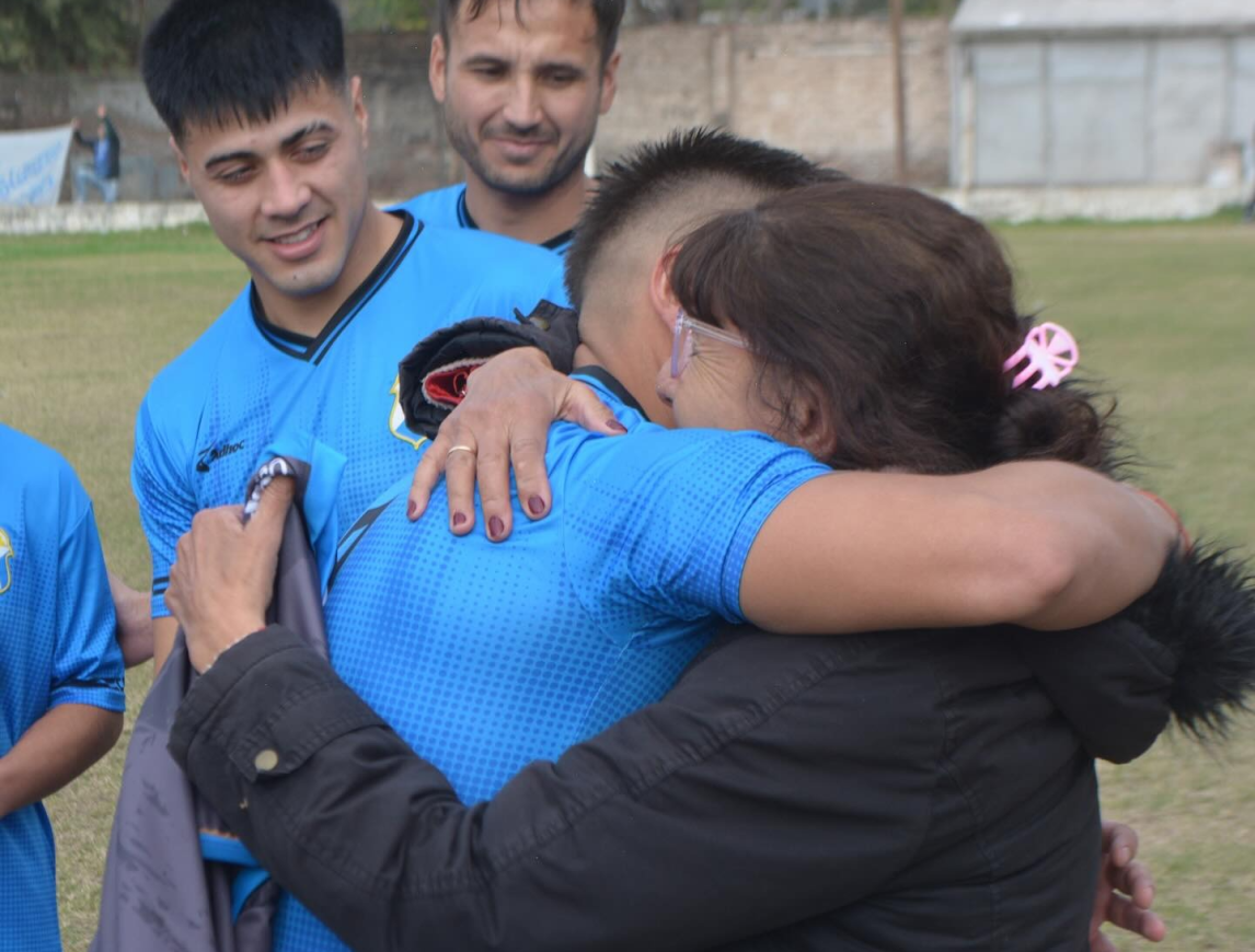 Cómo no emocionarse: el homenaje al Loco Valoy en Central Argentino