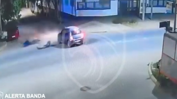 Imágenes sensibles: violento accidente entre auto y moto en La Banda