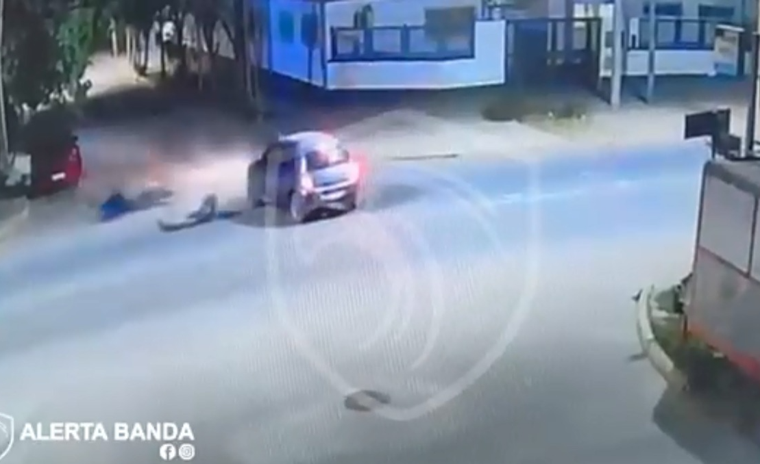 Imágenes sensibles: violento accidente entre auto y moto en La Banda