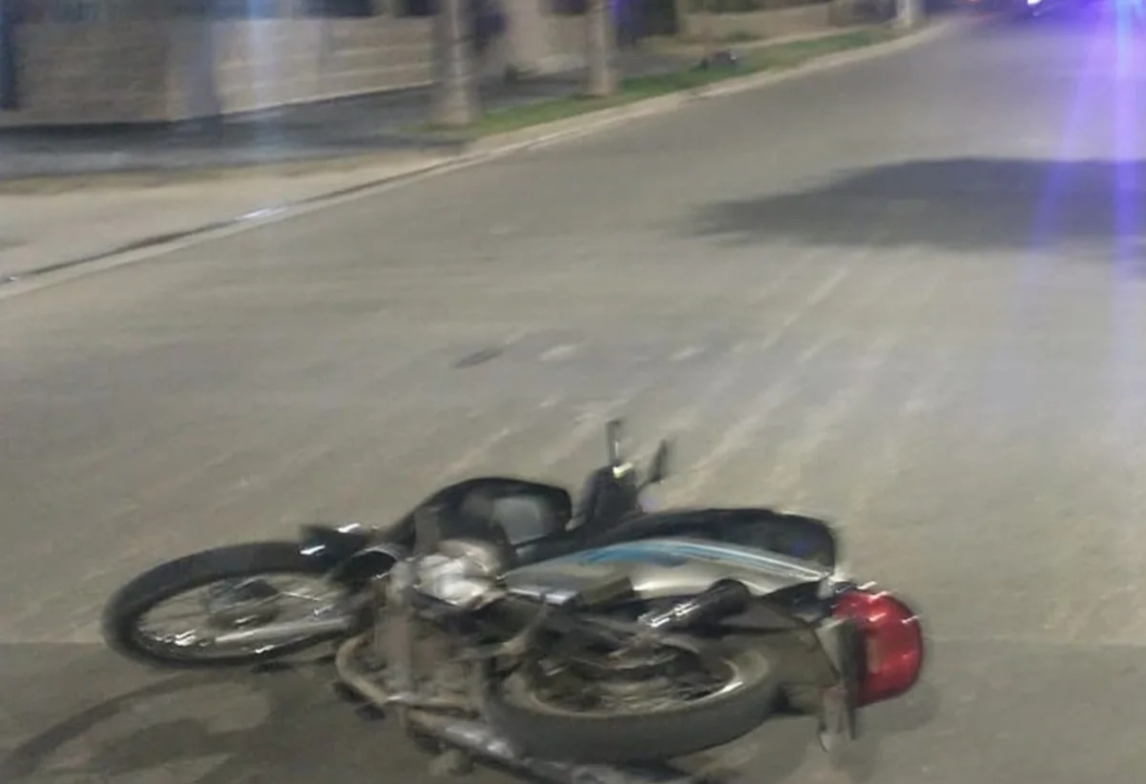 Video: cruzaban en moto por el medio de la plaza Belgrano y terminaron derrapando